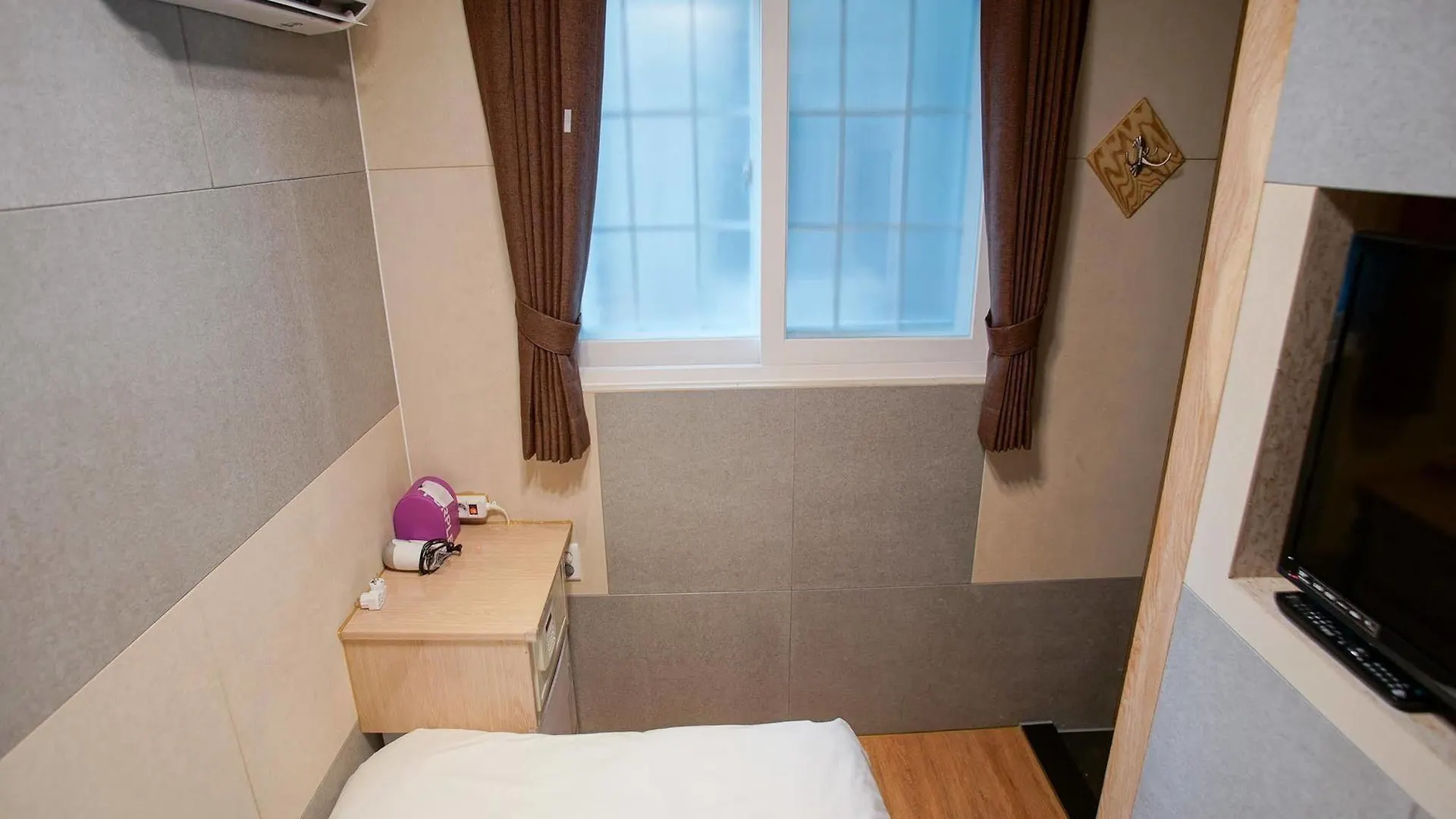 D.H Sinchon Guesthouse Seoul