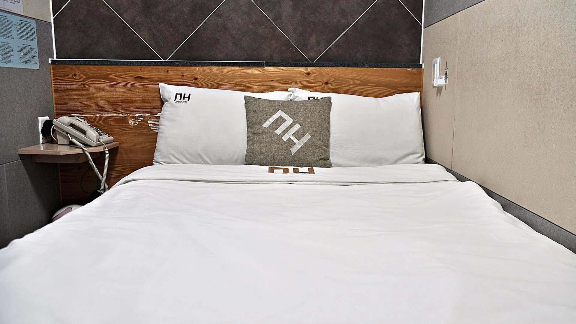 D.H Sinchon Guesthouse Seoul